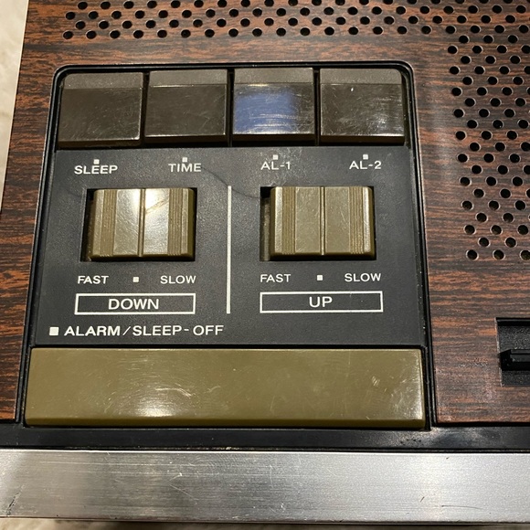 Vintage Lloyd’s AM/FM Dual Alarm Clock Woodgrain - Picture 10 of 12